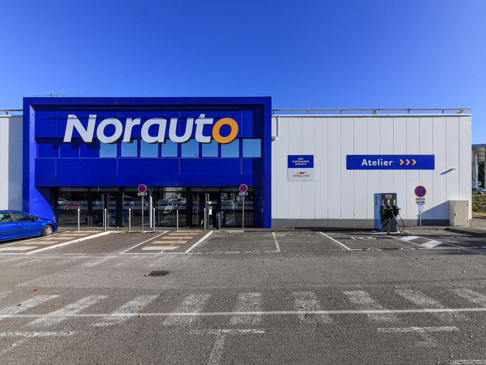 Véhicule électrique en recharge sur une borne R3 Norauto