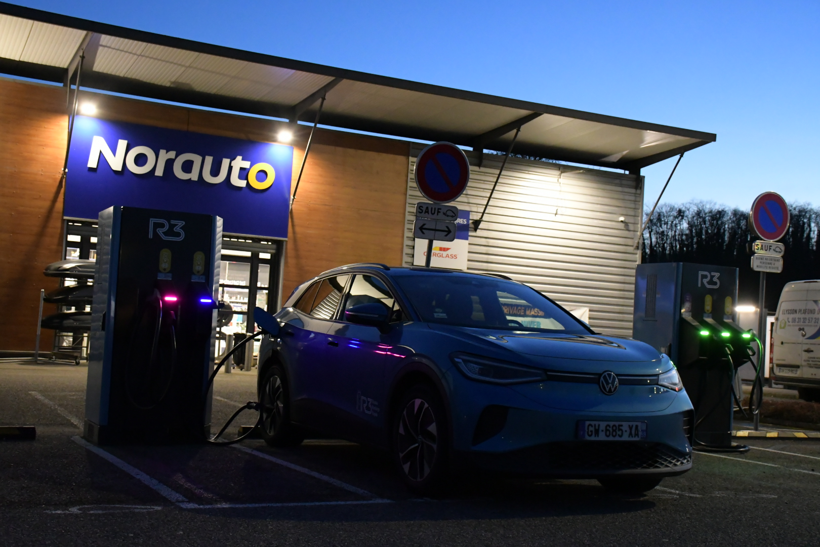 Station de recharge R3 sur un parking Norauto